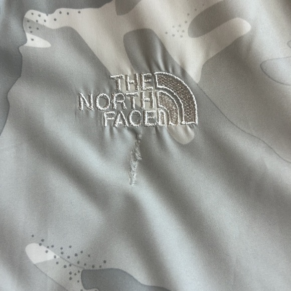 North Face Women’s White Disrupt Camo Bomber Puffer Jacket Sz S - Picture 8 of 11